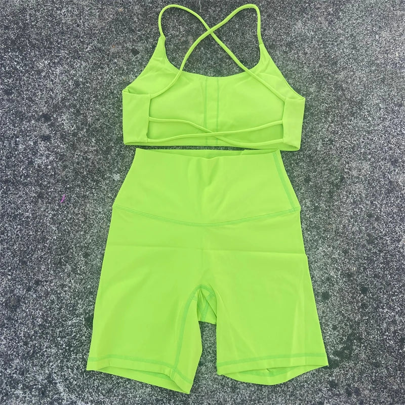 Conjunto de Yoga de 2 piezas para mujer, conjunto deportivo para gimnasio, traje de entrenamiento, traje de Fitness, sujetador con correas cruzadas, pantalones cortos de cintura alta, chándal para correr